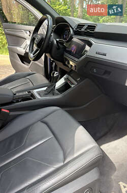 Внедорожник / Кроссовер Audi Q3 2021 в 