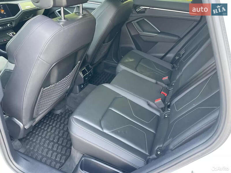 Внедорожник / Кроссовер Audi Q3 2023 в Львове