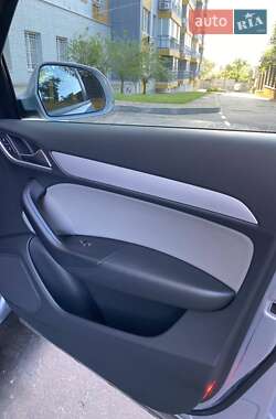 Позашляховик / Кросовер Audi Q3 2017 в 