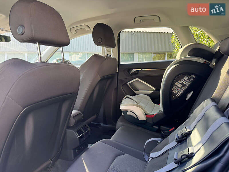 Внедорожник / Кроссовер Audi Q3 2020 в Киеве
