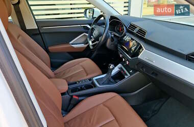 Позашляховик / Кросовер Audi Q3 2023 в 