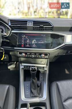 Позашляховик / Кросовер Audi Q3 2019 в 