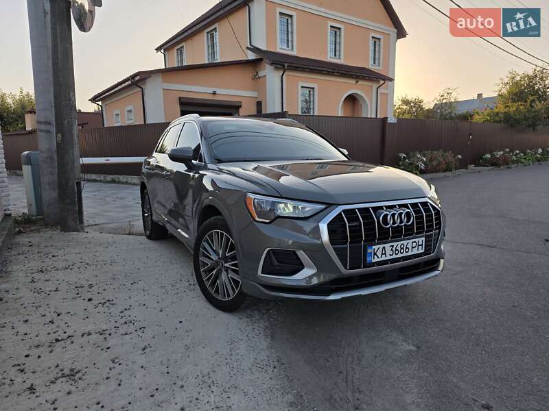 Внедорожник / Кроссовер Audi Q3 2021 в Киеве