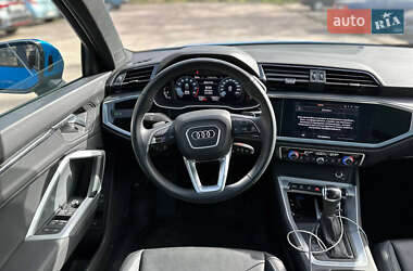 Позашляховик / Кросовер Audi Q3 2022 в 