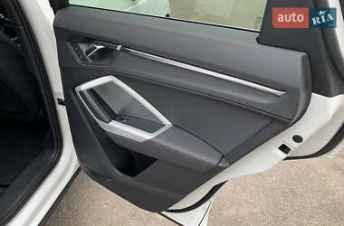Позашляховик / Кросовер Audi Q3 2021 в 