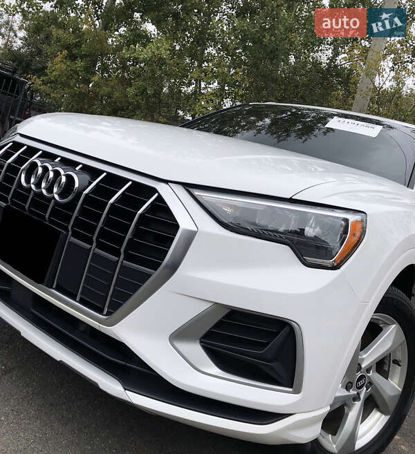 Позашляховик / Кросовер Audi Q3 2021 в 