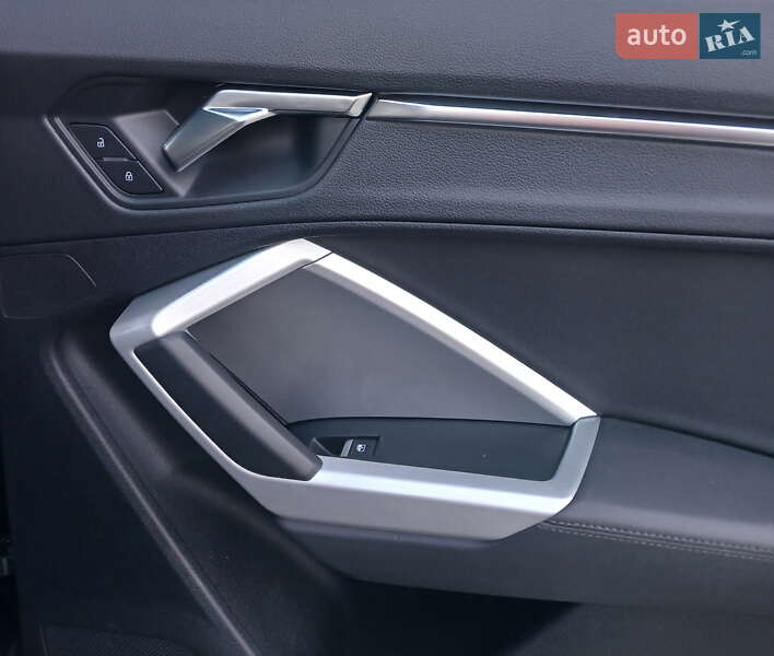 Внедорожник / Кроссовер Audi Q3 2021 в Киеве