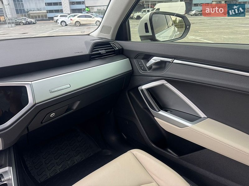 Позашляховик / Кросовер Audi Q3 2020 в Києві