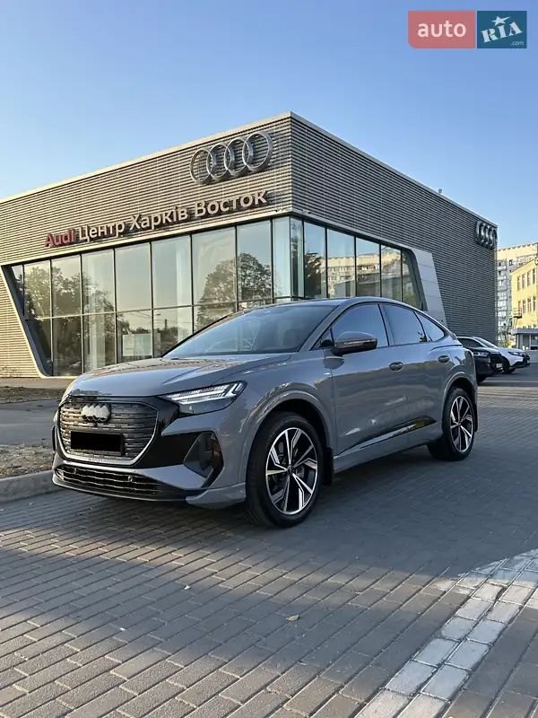 Позашляховик / Кросовер Audi Q4 e-tron 2022 в 