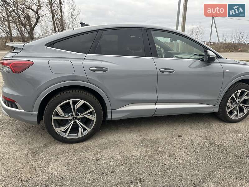 Позашляховик / Кросовер Audi Q4 e-tron 2022 в Києві