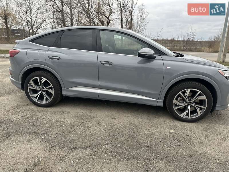 Позашляховик / Кросовер Audi Q4 e-tron 2022 в Києві