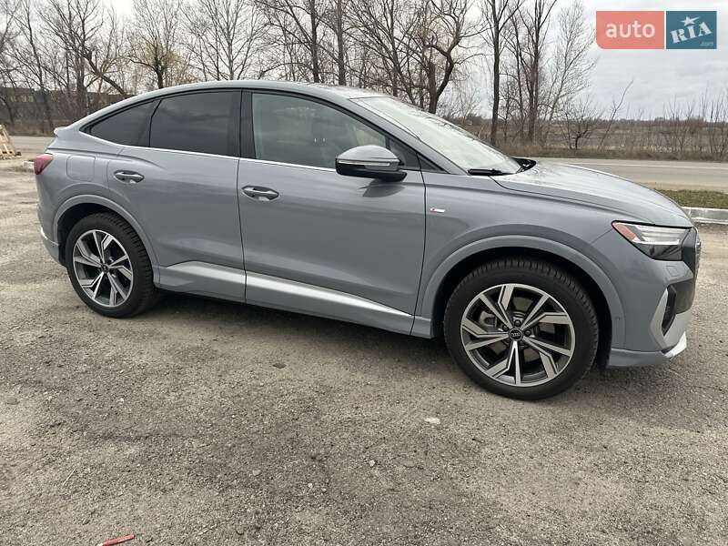 Позашляховик / Кросовер Audi Q4 e-tron 2022 в Києві