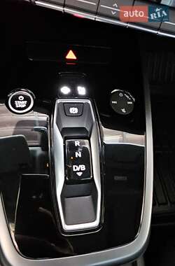Позашляховик / Кросовер Audi Q4 e-tron 2023 в 