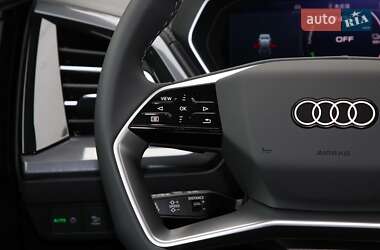 Позашляховик / Кросовер Audi Q4 e-tron 2024 в 