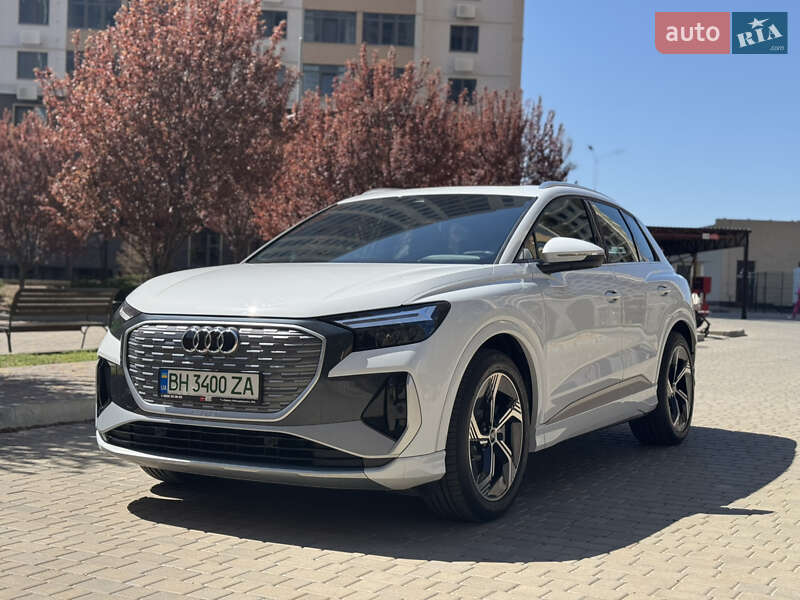 Позашляховик / Кросовер Audi Q4 e-tron 2024 в 