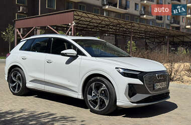 Позашляховик / Кросовер Audi Q4 e-tron 2024 в 