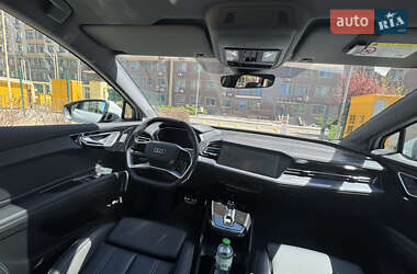 Позашляховик / Кросовер Audi Q4 e-tron 2024 в 