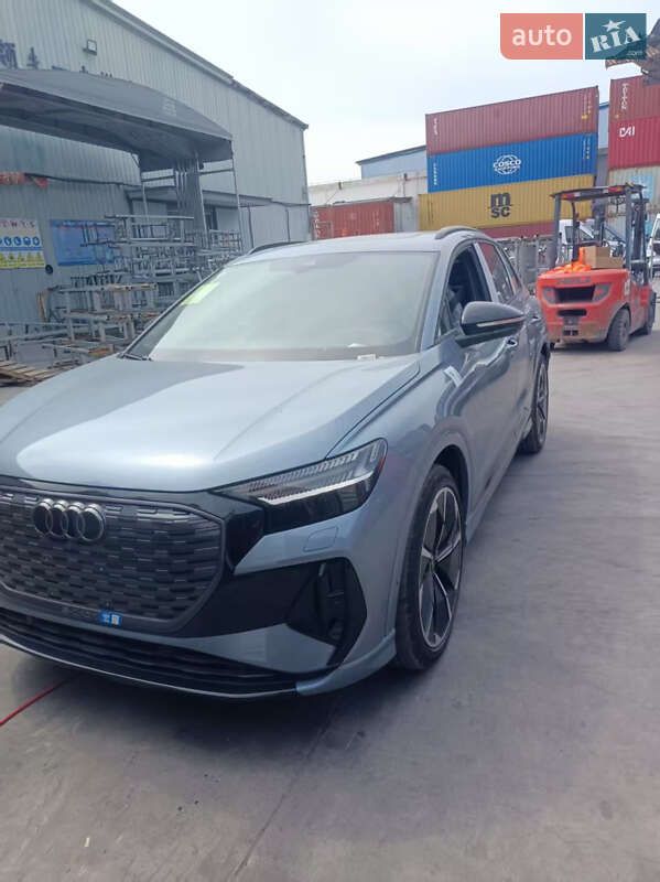 Позашляховик / Кросовер Audi Q4 e-tron 2024 в 