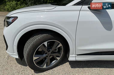 Внедорожник / Кроссовер Audi Q4 e-tron 2024 в 
