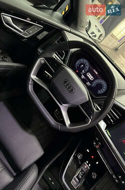 Позашляховик / Кросовер Audi Q4 e-tron 2023 в 