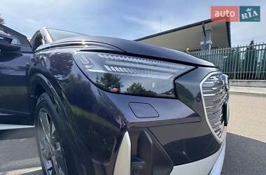 Позашляховик / Кросовер Audi Q4 e-tron 2022 в 