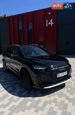 Позашляховик / Кросовер Audi Q4 e-tron 2021 в 