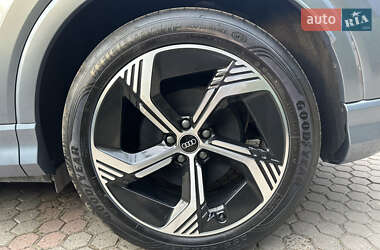 Позашляховик / Кросовер Audi Q4 e-tron 2023 в 