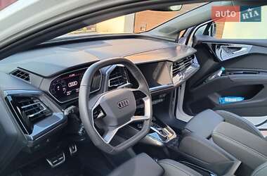 Позашляховик / Кросовер Audi Q4 e-tron 2024 в 