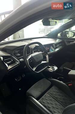 Позашляховик / Кросовер Audi Q4 e-tron 2022 в 