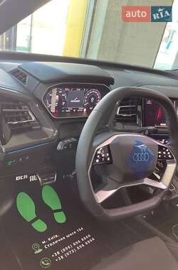 Позашляховик / Кросовер Audi Q4 e-tron 2024 в 