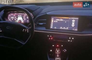 Позашляховик / Кросовер Audi Q4 e-tron 2021 в 