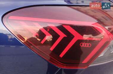 Позашляховик / Кросовер Audi Q4 e-tron 2021 в 