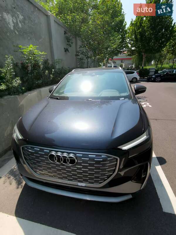 Позашляховик / Кросовер Audi Q4 e-tron 2024 в 