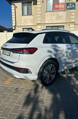Позашляховик / Кросовер Audi Q4 e-tron 2023 в 