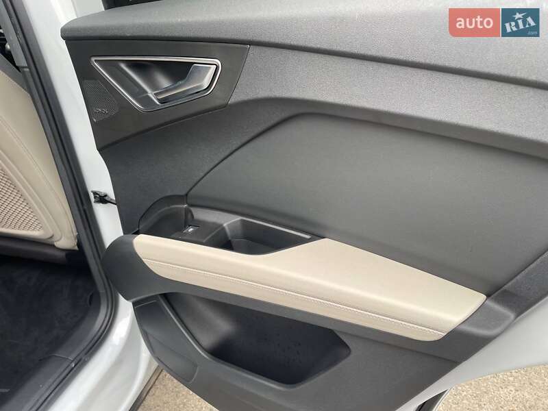 Позашляховик / Кросовер Audi Q4 e-tron 2023 в Івано-Франківську