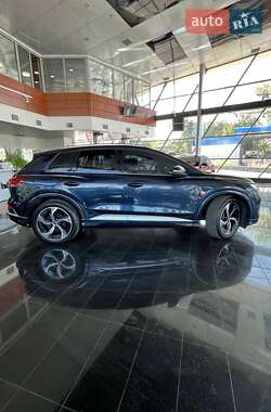 Позашляховик / Кросовер Audi Q4 e-tron 2023 в 