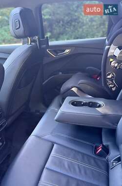 Внедорожник / Кроссовер Audi Q4 e-tron 2022 в 