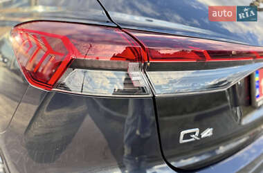 Позашляховик / Кросовер Audi Q4 e-tron 2024 в 