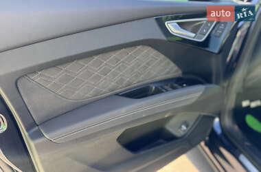 Внедорожник / Кроссовер Audi Q4 e-tron 2023 в 