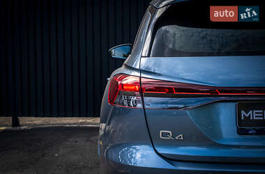 Позашляховик / Кросовер Audi Q4 e-tron 2024 в 