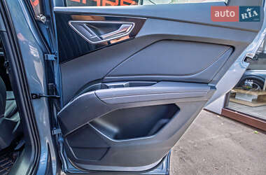 Позашляховик / Кросовер Audi Q4 e-tron 2024 в 