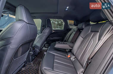 Позашляховик / Кросовер Audi Q4 e-tron 2024 в 