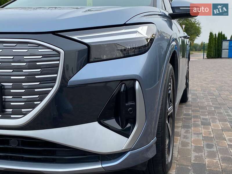 Позашляховик / Кросовер Audi Q4 e-tron 2024 в Погребах