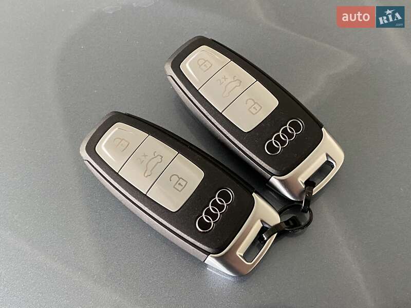 Позашляховик / Кросовер Audi Q4 e-tron 2024 в Погребах