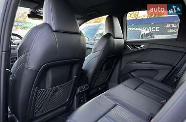 Позашляховик / Кросовер Audi Q4 e-tron 2021 в 