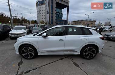 Позашляховик / Кросовер Audi Q4 e-tron 2023 в 