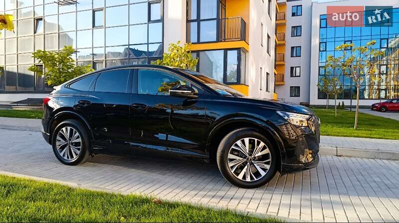 Позашляховик / Кросовер Audi Q4 e-tron 2022 в 