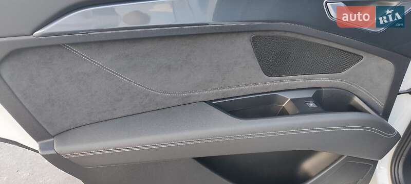 Позашляховик / Кросовер Audi Q5 e-tron 2024 в Києві