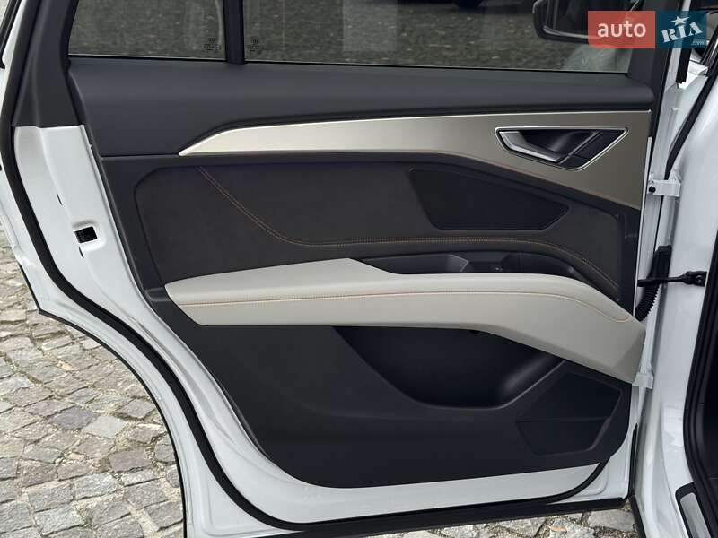 Позашляховик / Кросовер Audi Q5 e-tron 2022 в Києві