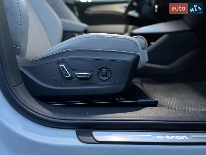 Внедорожник / Кроссовер Audi Q5 e-tron 2022 в Днепре